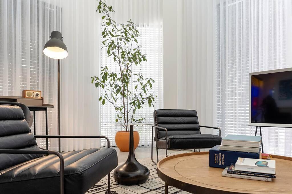 A Bauhaus Gem - Prime Location Apartment Tel Aviv